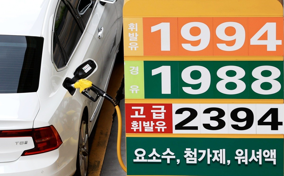 19일 서울 시내의 한 주유소에 유가가 표시돼 있다. 기사 이래를 돕기 위한 자료 사진. 토요일인 20일 한국석유공사 유가정보시스템 '오피넷'에 따르면 6월 셋째 주(6월 14∼18일) 전국 주유소 휘발유 평균 판매가는 지난주보다 1리터당 0.7원 내린 2009.2원을 기록했다. / 뉴스1