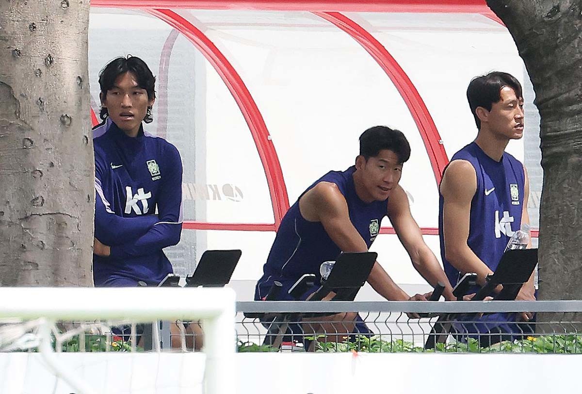 대한민국 축구 국가대표팀 김승규(왼쪽부터), 손흥민, 이재성이 19일(현지시간) 멕시코 과달라하라 인근 사포판에 위치한 베이스캠프 훈련장 치바스 바예 베르데에서 회복 훈련을 하고 있다. / 뉴스1