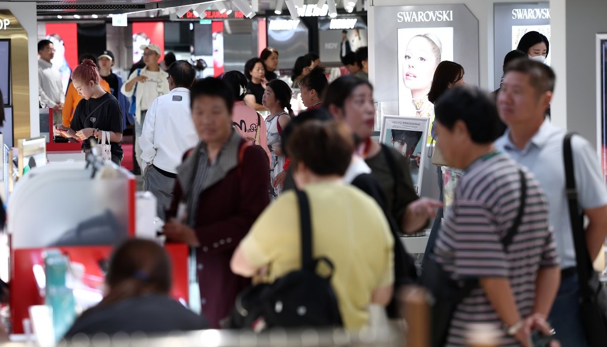 서울 중구 신라면세점 서울점에서 중국인 관광객들이 면세점을 둘러보고 있다. / 뉴스1