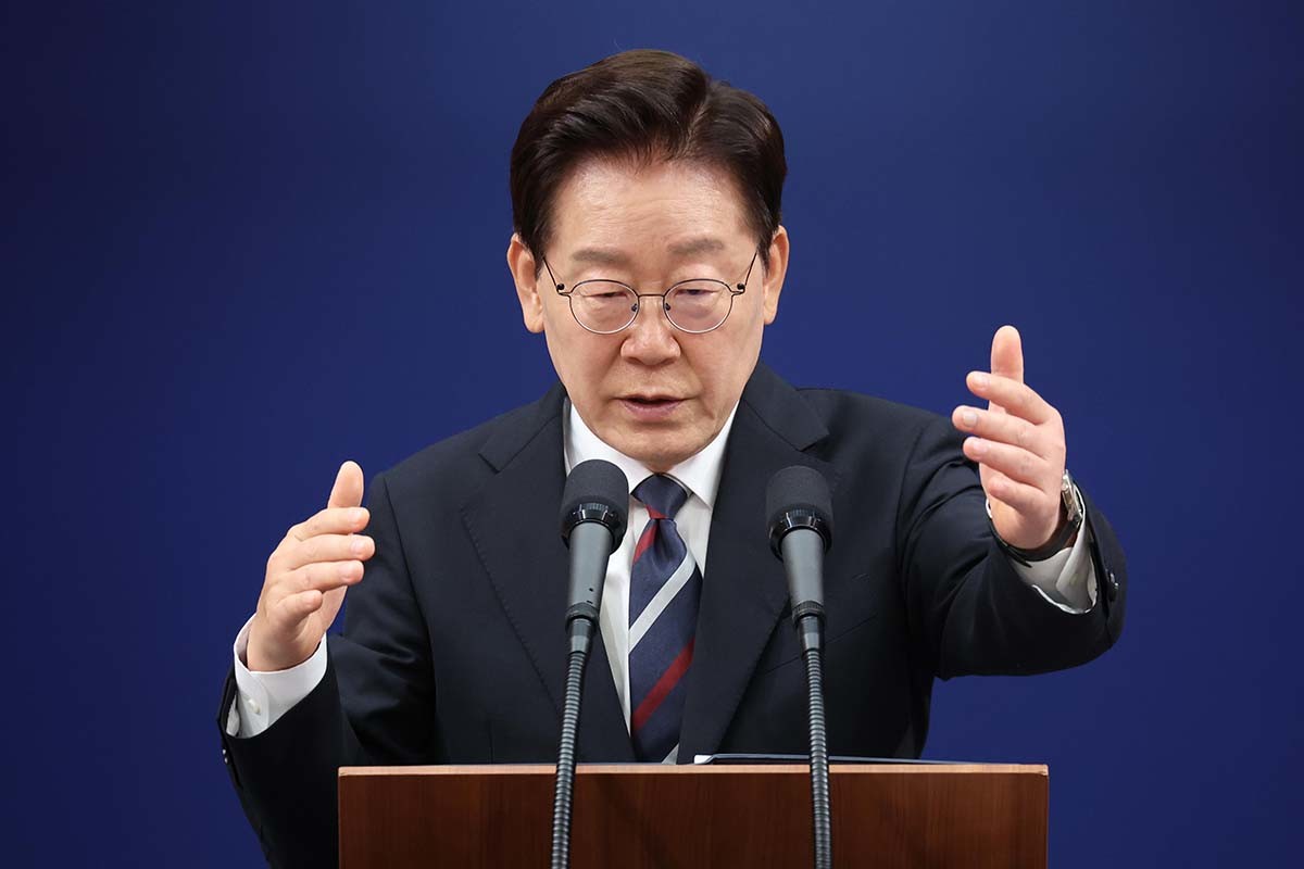 이재명 대통령이 19일 청와대 춘추관에서 열린 유럽·G7 순방 결과 브리핑에서 취재진 질문에 답변하고 있다. / 뉴스1