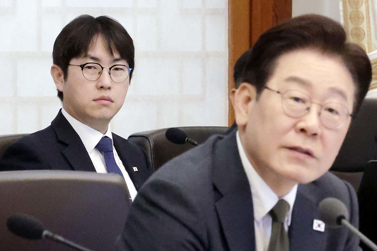 하정우 AI미래기획수석이 14일 청와대에서 열린 제16회 국무회의 겸 제5차 비상경제점검회의에서 이재명 대통령의 발언을 듣고 있다. / 뉴스1 (청와대통신사진기자단)