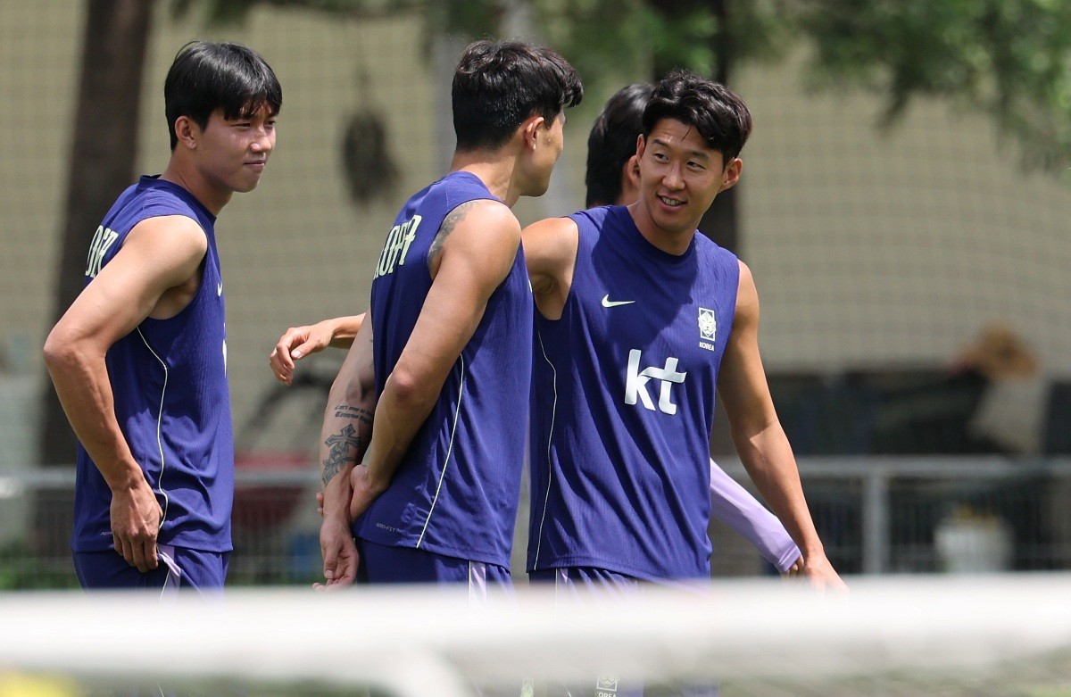대한민국 축구대표팀 손흥민과 김민재가 19일(현지 시각) 멕시코 과달라하라 인근 사포판에 위치한 베이스캠프 훈련장 치바스 바예 베르데에서 회복 훈련을 하고 있다. 기사 이해를 돕기 위한 자료 사진. 홍명보 감독이 이끄는 대한민국 축구대표팀은 오는 25일 오전 10시 몬테레이 스타디움에서 남아프리카공화국을 상대로 A조 조별리그 3차전을 치른다. / 뉴스1