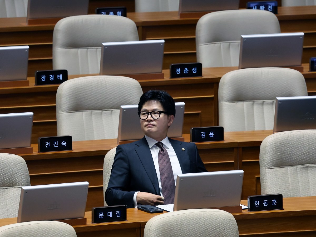 한동훈 무소속 의원이 서울 여의도 국회 본회의장에서 자리하고 있다. 자료 사진. 한동훈 의원은 2030년 대선 출마와 관련해 '그 시점에 국민들이 나를 필요로 하느냐에 달려 있다'라고 말했다고 일본 요미우리신문이 20일 보도했다. 보도에 따르면 한 의원은 지난 17일 서울 여의도 국회의원회관에서 진행된 요미우리신문과의 인터뷰에서 '(대선 출마는) 지금 단계에서 나 스스로 결정할 문제가 아니'라며 이렇게 강조했다. / 뉴스1