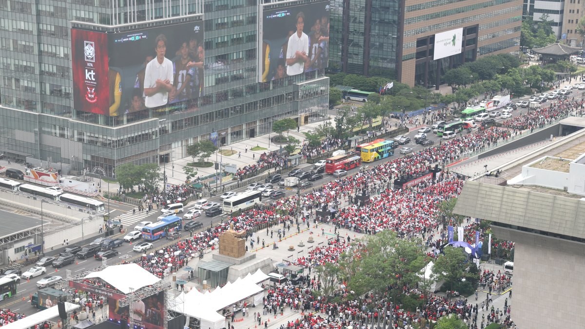 2026 북중미 월드컵 조별리그 A조 2차전 한국과 멕시코의 경기가 열린 19일 서울 종로구 광화문광장에서 시민들이 거리응원을 하고 있다. / 연합뉴스
