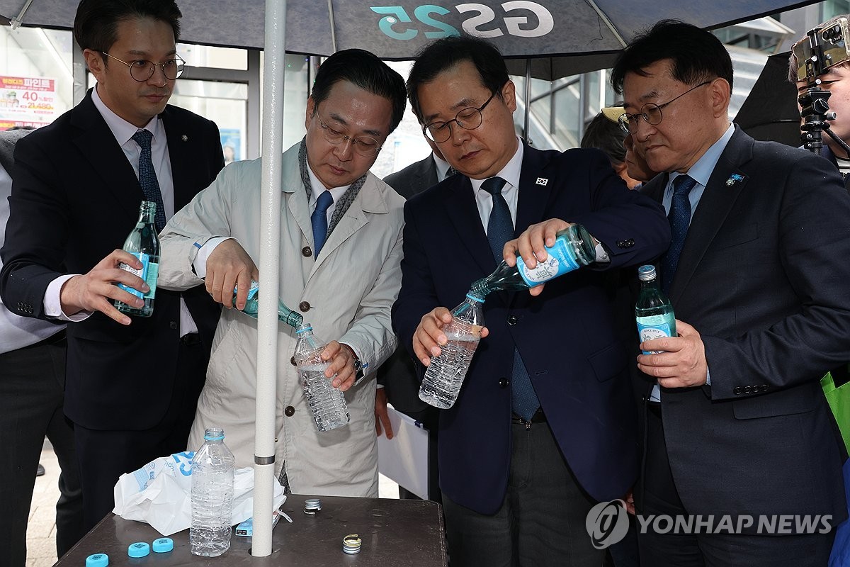 국회 윤석열 정권 정치검찰 조작기소 의혹 사건 진상규명 국정조사특별위원회 박성준 더불어민주당 간사를 비롯한 의원들이 '연어 술파티', '진술 회유 의혹' 검증을 위해 경기 수원지검을 현장 방문해 인근 편의점에서 '당시 쌍방울 직원이 소주를 사서 생수병에 넣었다'라는 주장과 함께 현장 재연을 하고 있다. 기사 이해를 돕기 위한 / 연합뉴스