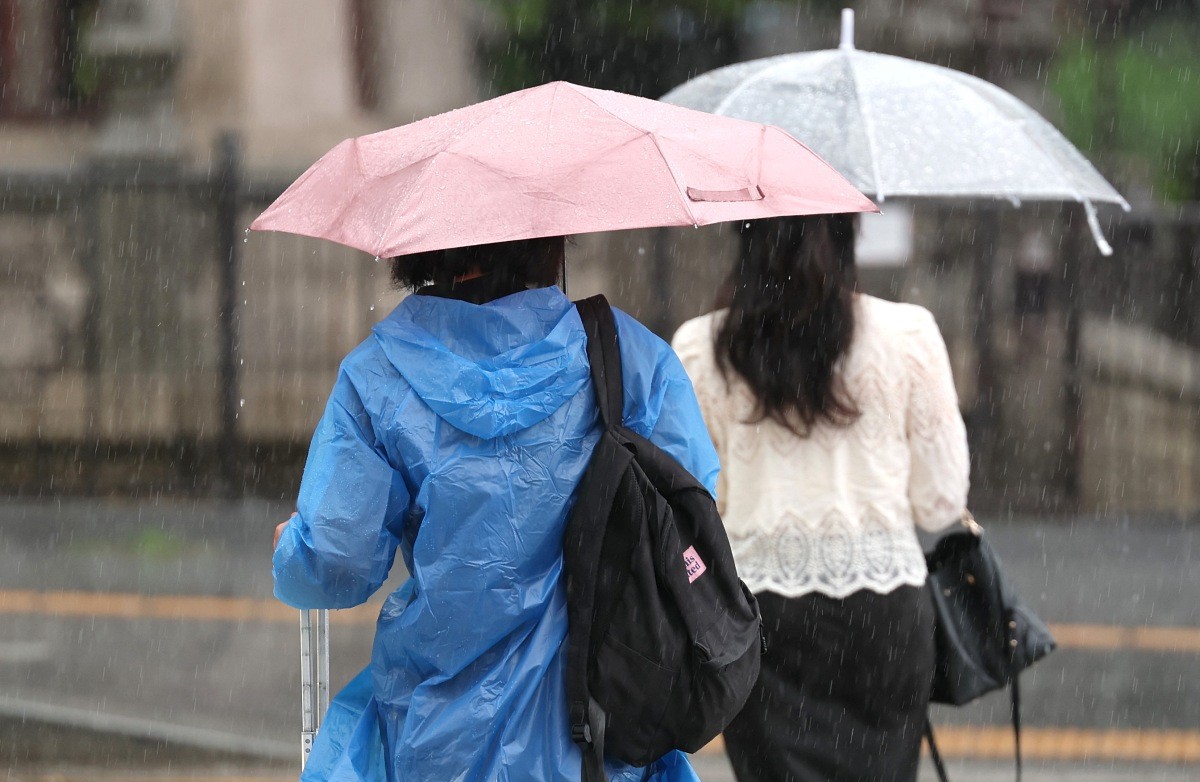 장마철 서울 시내에서 우산을 쓴 시민이 발걸음을 재촉하고 있다. 기사 이해를 돕기 위한 자료 사진 / 뉴스1