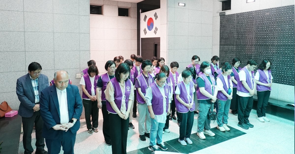 세계평화여성연합 광주전남도지부 회원들이 위패 봉안소를 참배하고있다.