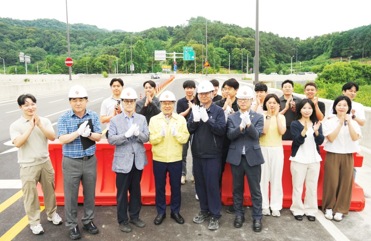 [위키 포토]강기정 광주시장, 진월IC 진출입로 도로 전면개통 현장 방문