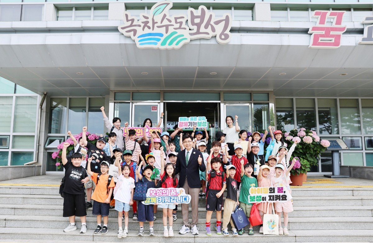 김철우 보성군수와 보성초등학교 2학년 학생들이 보성군청 앞에서 기념사진을 촬영하고 있다. / 보성군