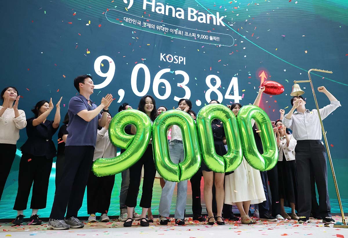 코스피가 사상 처음으로 9000포인트를 돌파 마감한 지난 18일 서울 중구 하나은행 딜링룸에서 직원들이 축하 세리머니를 하고 있다. / 뉴스1 (공동취재)