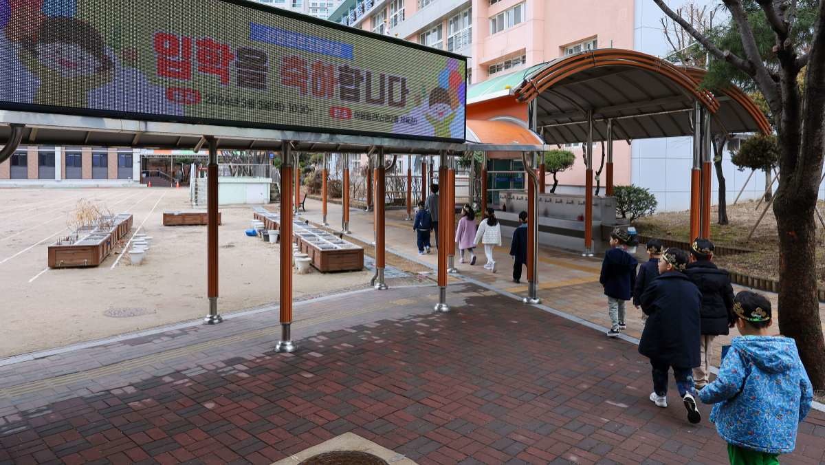 지난 3월 서울 서초구 원촌초등학교에서 입학식을 마친 신입생들이 교실로 향하고 있다. / 뉴스1