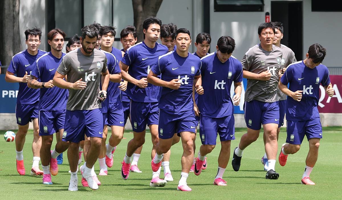 대한민국 축구국가대표팀 선수들이 지난 19일(현지시간) 멕시코 과달라하라 인근 대한민국 축구대표팀의 베이스캠프 훈련장인 사포판 치바스 바예 베르데에서 회복 훈련을 하고 있다 / 뉴스1