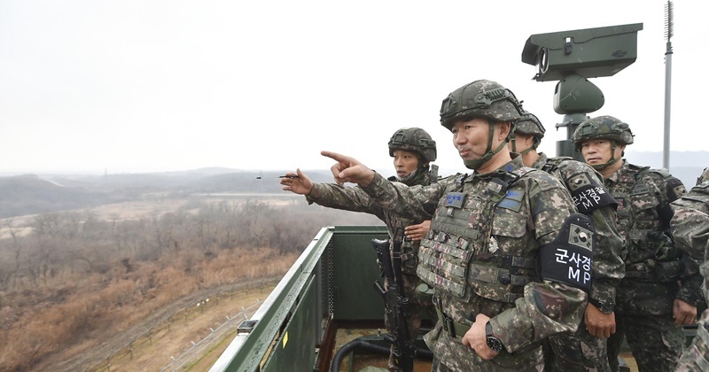 북한, 군사분계선 '80m'까지 내려와...국방부 "예상보다 빠른 속도"