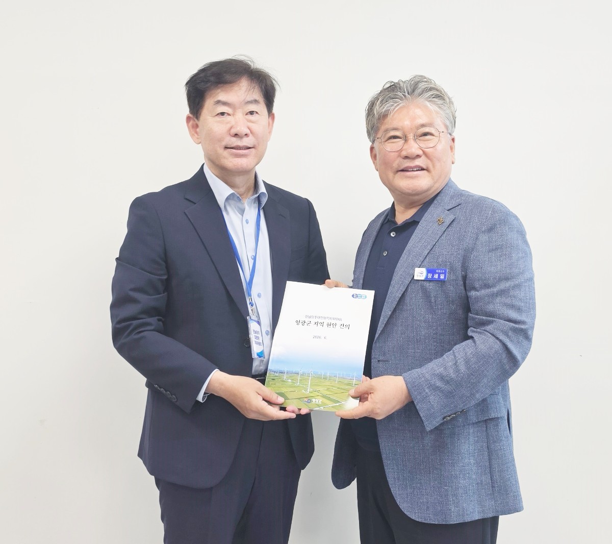 장세일 영광군수(오른쪽)는 지난 19일 오전, 나주 빛가람복합문화체육센터를 전격 방문해 전남광주대전환기획위원회(통합특별시 인수위원회 격)의 핵심 인사인 백승주 부위원장(전 기획재정부 기획조정실장)과 단독 면담을 가졌다. / 영광군