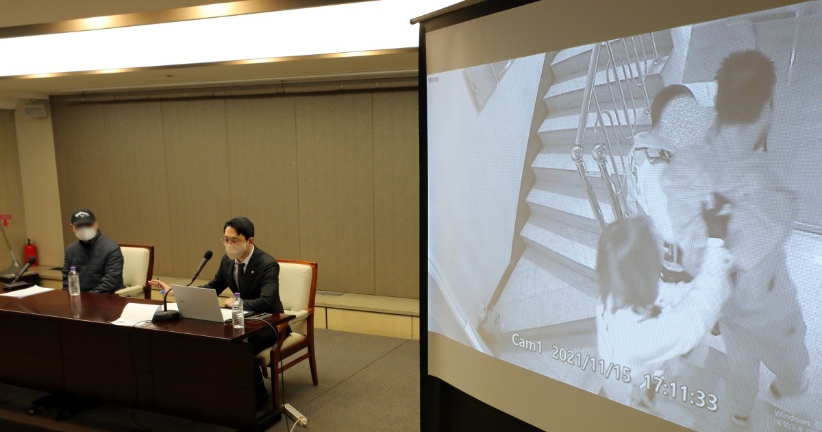 인천 층간소음 흉기난동 사건 피해자 가족과 김민호 VIP법률사무소 대표변호사가 2022년 서울 중구 프레스센터 기자회견장에서 사건 당시 CCTV영상을 공개하고 있다 / 뉴스1