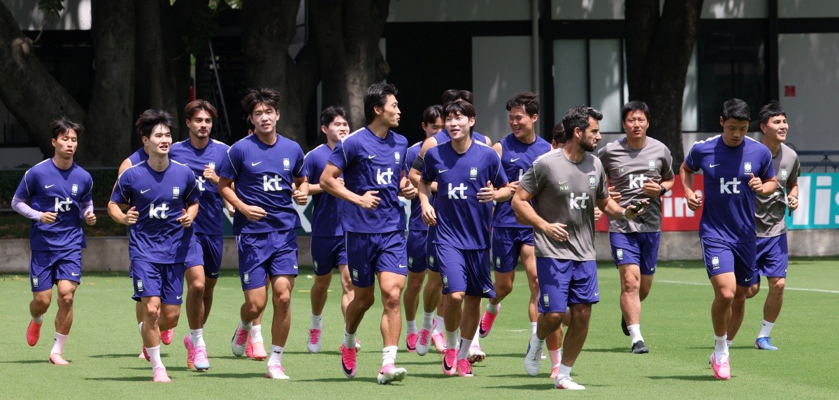대한민국 축구국가대표팀 선수들이 19일(현지시간) 멕시코 과달라하라 인근 대한민국 축구대표팀의 베이스캠프 훈련장인 사포판 치바스 바예 베르데에서 회복 훈련을 하고 있다. / 뉴스1