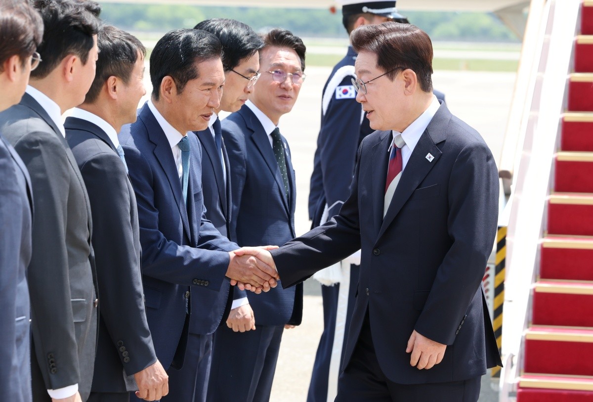 주요 7개국(G7) 정상회의 일정을 마친 이재명 대통령이 지난 21일 경기 성남 서울공항에 도착해 정청래 더불어민주당 대표와 인사를 나누고 있다. / 뉴스1