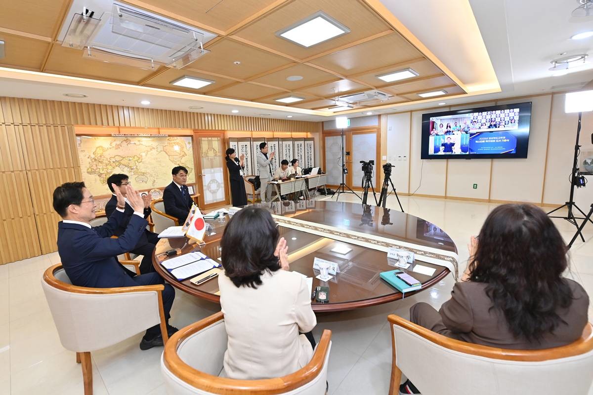 경북교육청은 한국어라오스 현지 학교와 도서관 등에 한국어 교육용 도서 약 3,500권을 기증하는 ‘2026년 해외 도서기증 사업’을 추진한다. 사진은 온라인 해외 학교 교류 모습/경북교육청