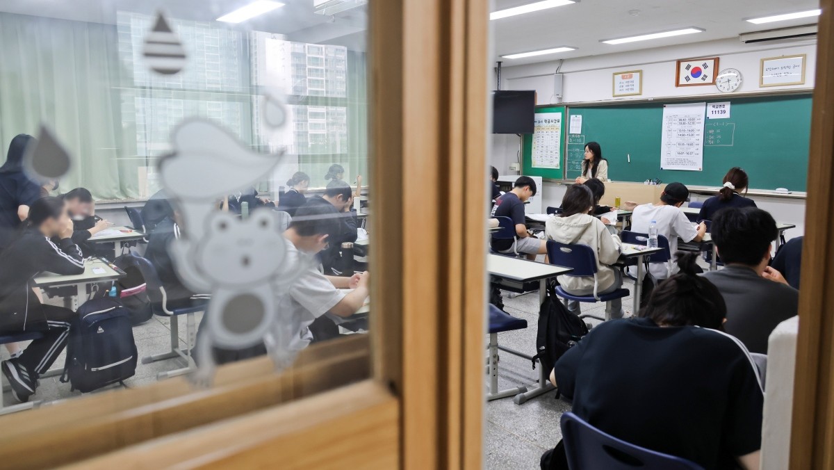 2027학년도 대학수학능력시험 6월 모의평가 시행일인 지난 4일 오전 송파구 잠신고등학교에서 학생들이 시험 준비를 하고 있다. / 뉴스1