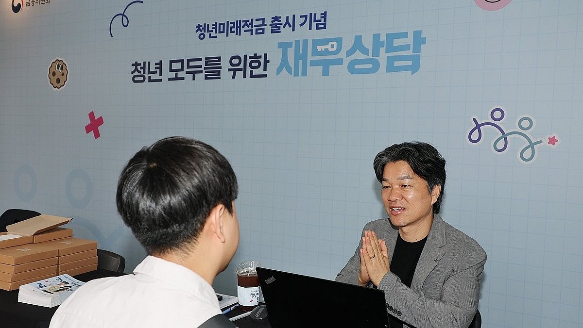 청년미래적금 출시 첫날인 22일 서울 성동구 뚝섬역사거리 인근에서 한 청년이 적금 관련 재무상담을 받고 있는 모습 / 연합뉴스