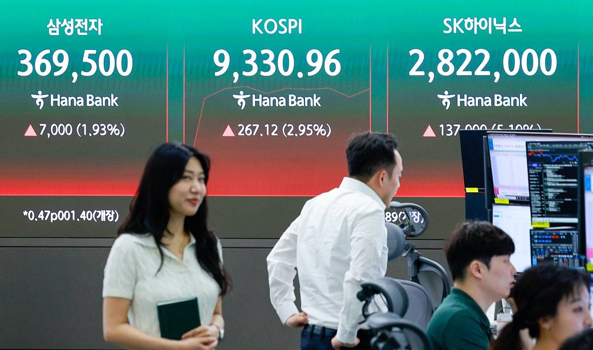 지난 19일 오전 서울 중구 하나은행 본점 딜링룸 전광판에 코스피 지수 개장 후 시황과 SK하이닉스, 삼성전자 주가가 나오고 있다 / 뉴스1