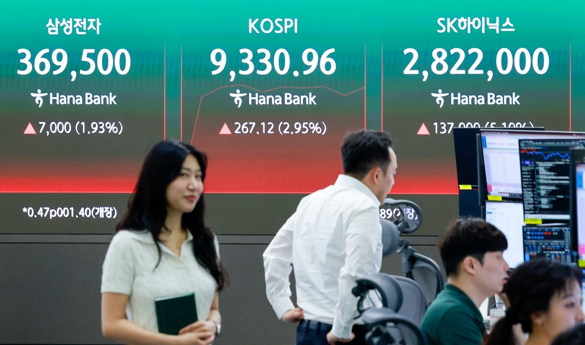 지난 19일 오전 서울 중구 하나은행 본점 딜링룸 전광판에 코스피 지수 개장 후 시황과 SK하이닉스, 삼성전자 주가가 나오고 있다. / 뉴스1