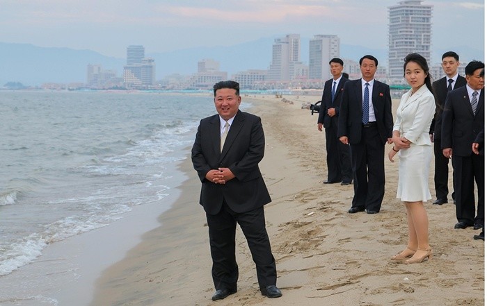 북한 노동당 기관지 노동신문은 26일 '세계를 앞서나가려는 우리 인민의 애국적 열정을 배가해주는 긍지스럽고 고무적인 창조물인 원산갈마해안관광지구 준공식이 6월 24일에 성대히 진행됐다'고 보도했다. 행사에는 리설주 여사와 딸 주애가 동행했다. / 평양 노동신문=뉴스1