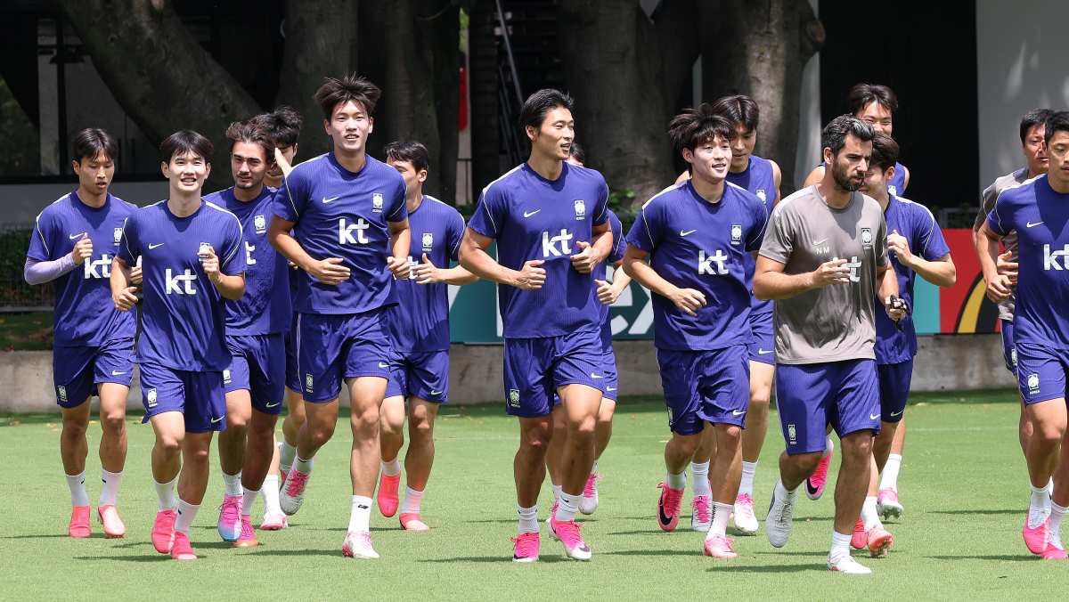 대한민국 축구국가대표팀 선수들이 지난 19일(현지시간) 멕시코 과달라하라 인근 대한민국 축구대표팀의 베이스캠프 훈련장인 사포판 치바스 바예 베르데에서 회복 훈련을 하고 있다. / 뉴스1
