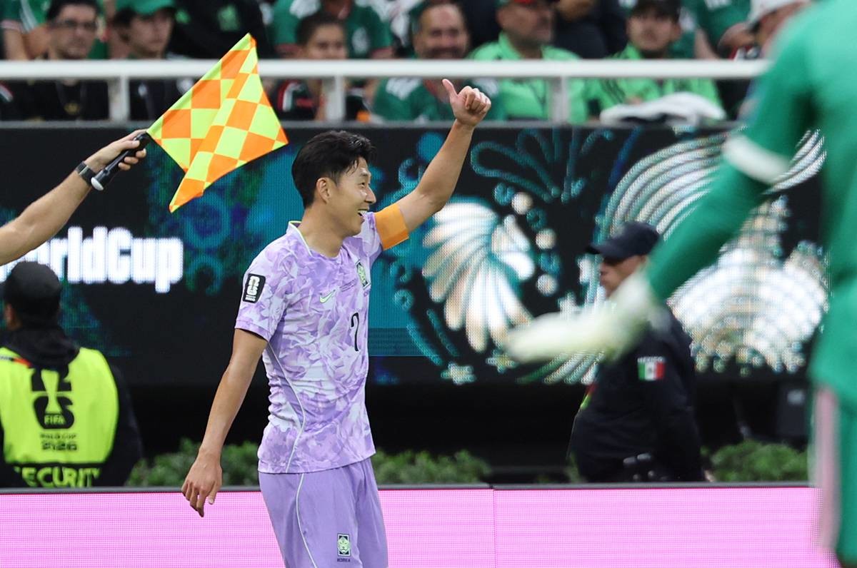 대한민국 축구국가대표팀 손흥민이 지난 18일(현지시간) 멕시코 과달라하라 스타디움에서 열린 2026 북중미 월드컵 A조 조별리그 2차전 대한민국과 멕시코의 경기에서 엄지 손가락을 치켜들고 있다 / 뉴스1
