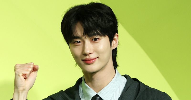 Byeon Woo-seok posing for cameras / News 1