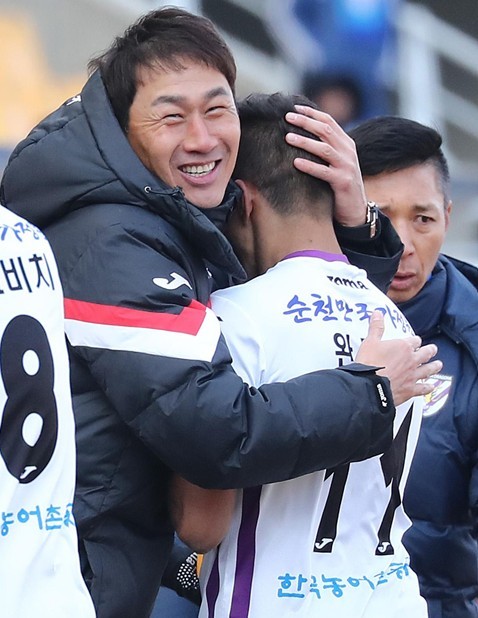 유상철 전남 드래곤즈 감독이 1일 오후 경기도 수원시 팔달구 수원월드컵경기장에서 열린 2018 프로축구 KEB하나은행 K리그1(클래식) 개막전 수원 삼성과 전남 드래곤즈의 경기에서 선제골을 성공시킨 완델손을 껴안고 있다. 2018.3.1/뉴스1