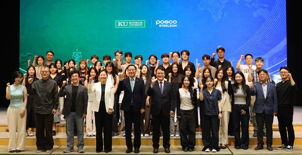 산학협력 프로젝트 결과 발표회 및 디자인 협력 MOU 체결식 종료 후 참가자들이 기념 촬영을 하고 있다. 왼쪽에서 다섯 번째가 건국대학교 원종필 총장, 여섯 번째가 포스코스틸리온 천시열 대표이사 사장 / 포스코스틸리온 제공