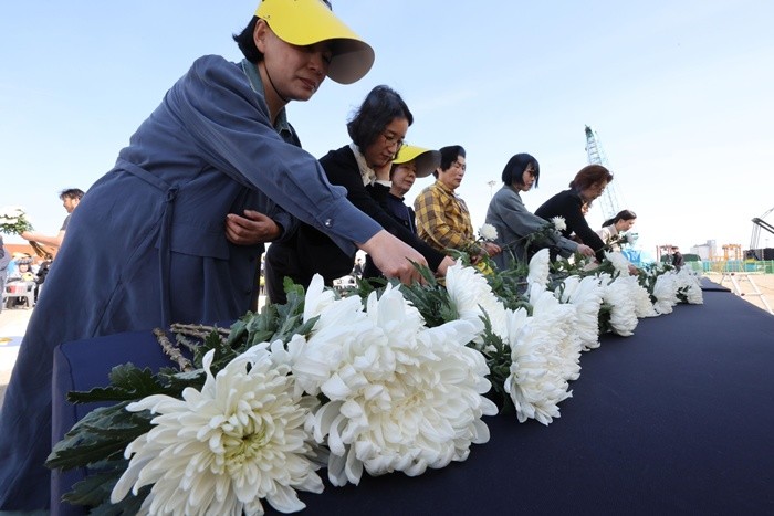 16일 전남 목포신항에서 열린 세월호 참사 12주기 목포기억식에서 추모객들이 헌화하고 있다.(공동취재) 2026.4.16/뉴스1