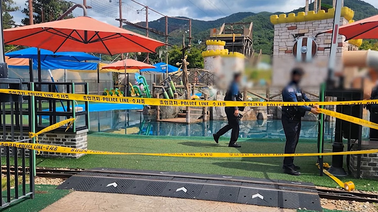 수심 25cm 물놀이장서 9살·10살 형제 사망…CCTV에 찍힌 사고 정황