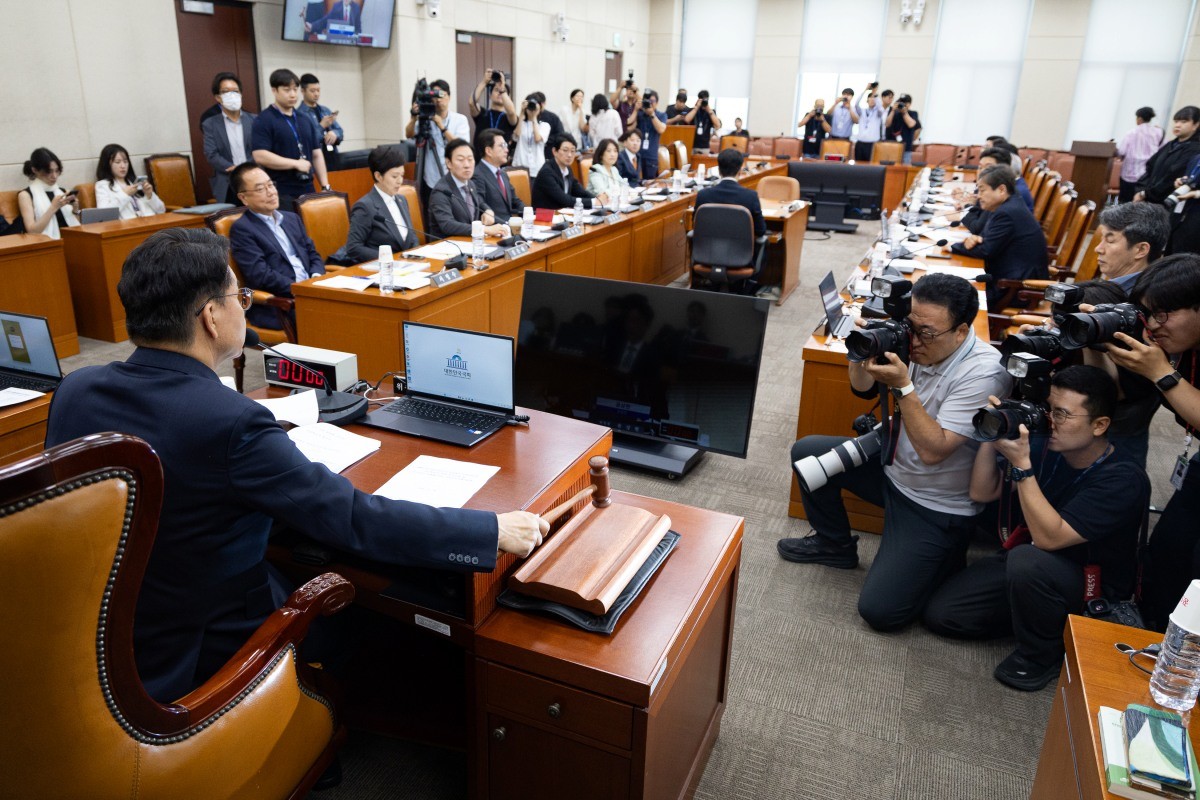 윤상현 위원장이 지난 18일 서울 여의도 국회에서 열린 제436회 국회(임시회) 제9회 전국동시지방선거 투표용지 부족사태 등 국민참정권침해 진상규명 및 선거관리개혁을 위한 국정조사특별위원회 제1차 전체회의에서 의사봉을 두드리고 있다. / 뉴스1