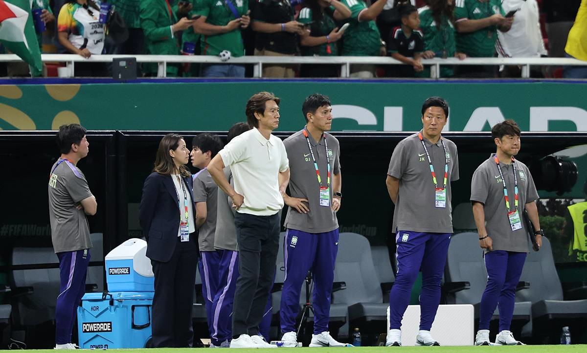 대한민국 축구국가대표팀 홍명보 감독(왼쪽부터), 김동진 코치, 김진규 코치가 지난 18일(현지시간) 멕시코 과달라하라 스타디움에서 열린 2026 북중미 월드컵 A조 조별리그 2차전 대한민국과 멕시코의 경기에서 0-1로 패배한 후 아쉬워하고 있다 / 뉴스1