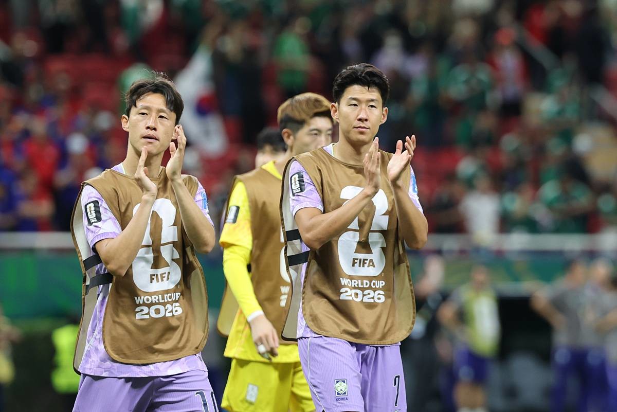 대한민국 축구국가대표팀 손흥민, 이재성이 지난 18일(현지시간) 멕시코 과달라하라 스타디움에서 2026 북중미 월드컵 A조 조별리그 2차전 대한민국과 멕시코의 경기가 0-1로 끝난 뒤 손뼉치며 선수들을 격려하고 있다 / 뉴스1