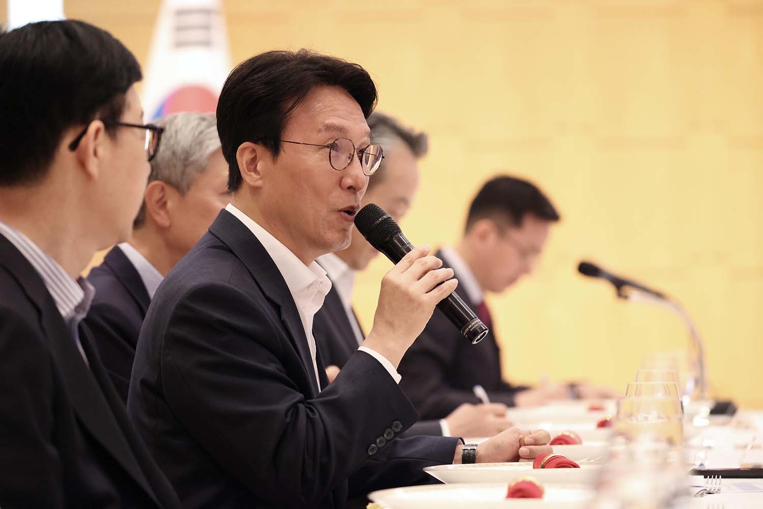 “국회의원이 국무총리나 장관을 겸직하면 월급도 두 번 받나요?”