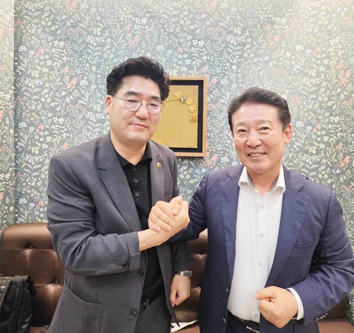 전남광주통합특별시의회 초대 의장 선거의 유력한 경쟁자였던 광주 출신의 심철의 의원(왼쪽)과 전남 출신의 전경선 의원이 이날 오전 전격적으로 의장 후보 단일화에 전격 합의했다./    전남광주통합특별시의회