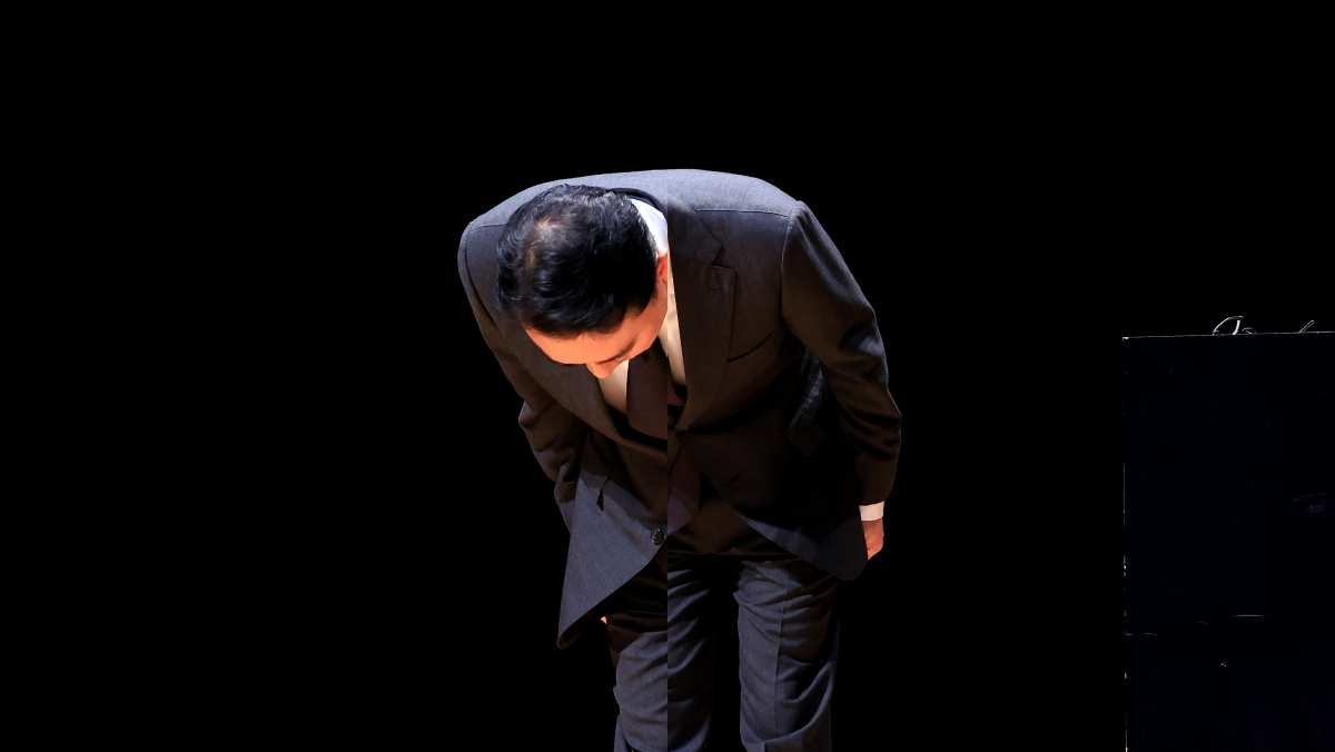 홍정도 중앙그룹 부회장이 지난 15일 서울 마포구 중앙일보빌딩에서 계열사 기업회생절차 신청과 관련해 입장발표 전 고개 숙여 사과하고 있다. / 뉴스1