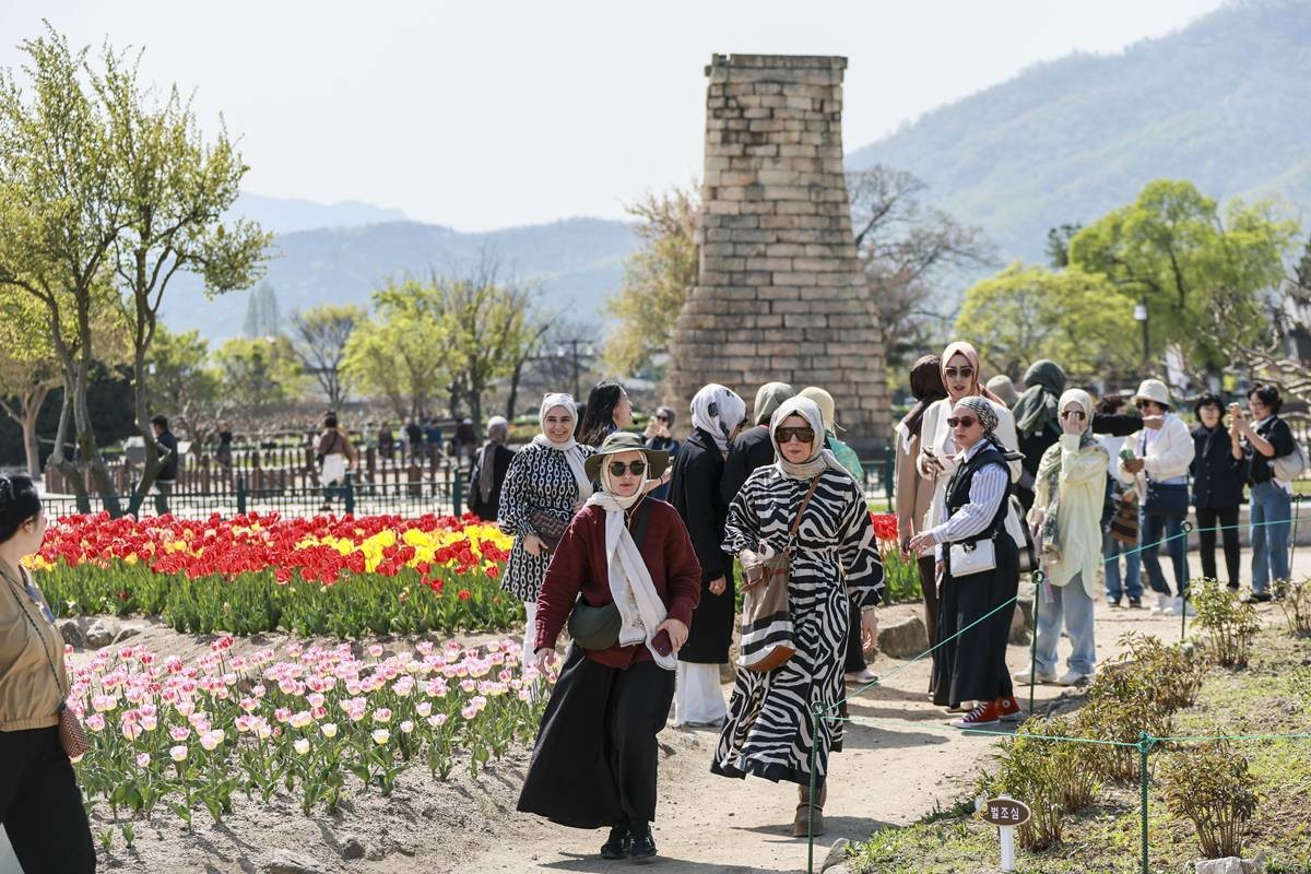 경주 첨성대 일원을 찾은 외국인 관광객들/이하 경주시 제공