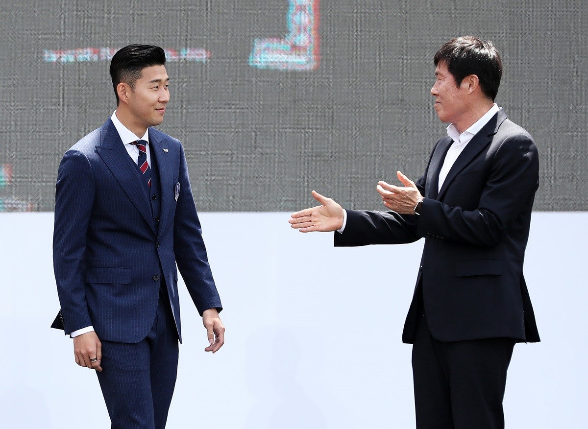 한국 축구대표팀 손흥민과 차범근 전 감독 / 뉴스1