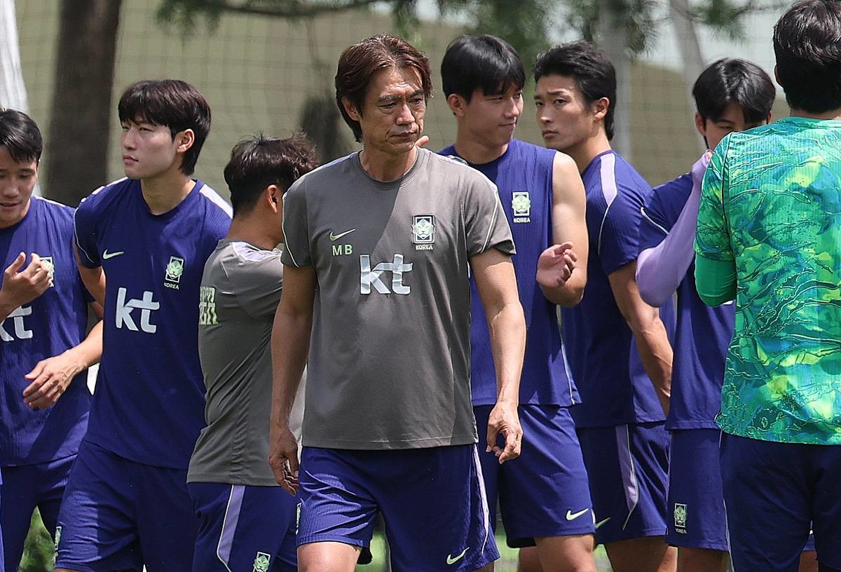 대한민국 축구국가대표팀 홍명보 감독이 지난 19일(현지시간) 멕시코 과달라하라 인근 대한민국 축구대표팀의 베이스캠프 훈련장인 사포판 치바스 바예 베르데에서 회복훈련에 참석해 생각에 잠겨 있다 / 뉴스1