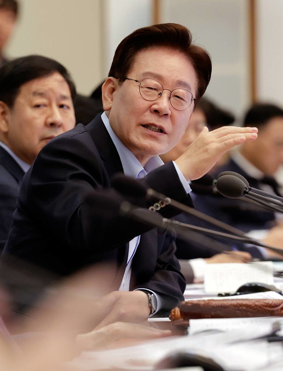 이재명 대통령이 23일 청와대에서 열린 국무회의 겸 비상경제점검회의에서 발언하고 있다 / 뉴스1