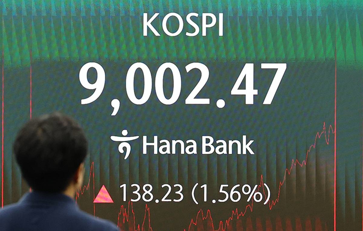 코스피지수가 장중 사상 처음으로 9000을 돌파한 지난 18일 오후 서울 중구 하나은행 본점 딜링룸 전광판에 코스피 시황이 나오고 있다 / 뉴스1