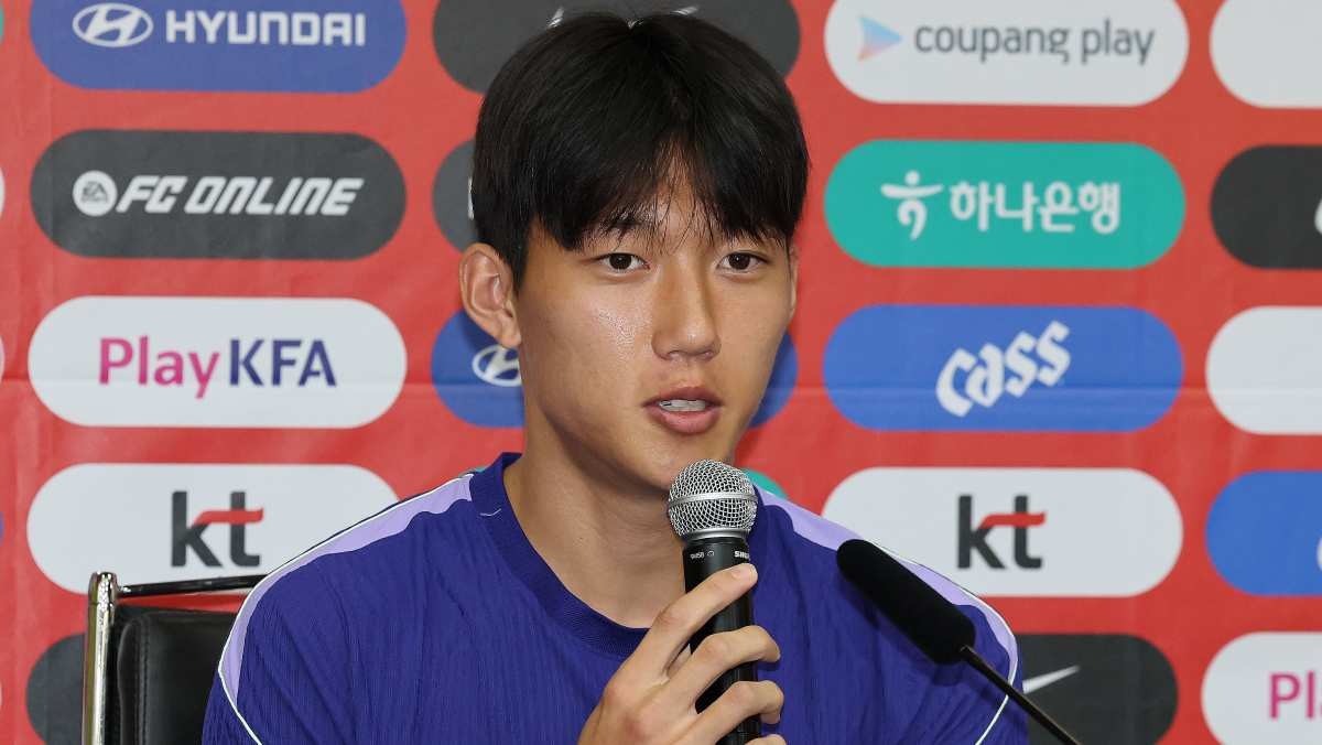 대한민국 축구대표팀 이한범이 22일(현지시간) 멕시코 누에보 레온주 몬테레이 에스타디오 우니베르시타리오에서 훈련에 앞서 열린 인터뷰에서 취재진의 질문에 답하고 있다. / 뉴스1