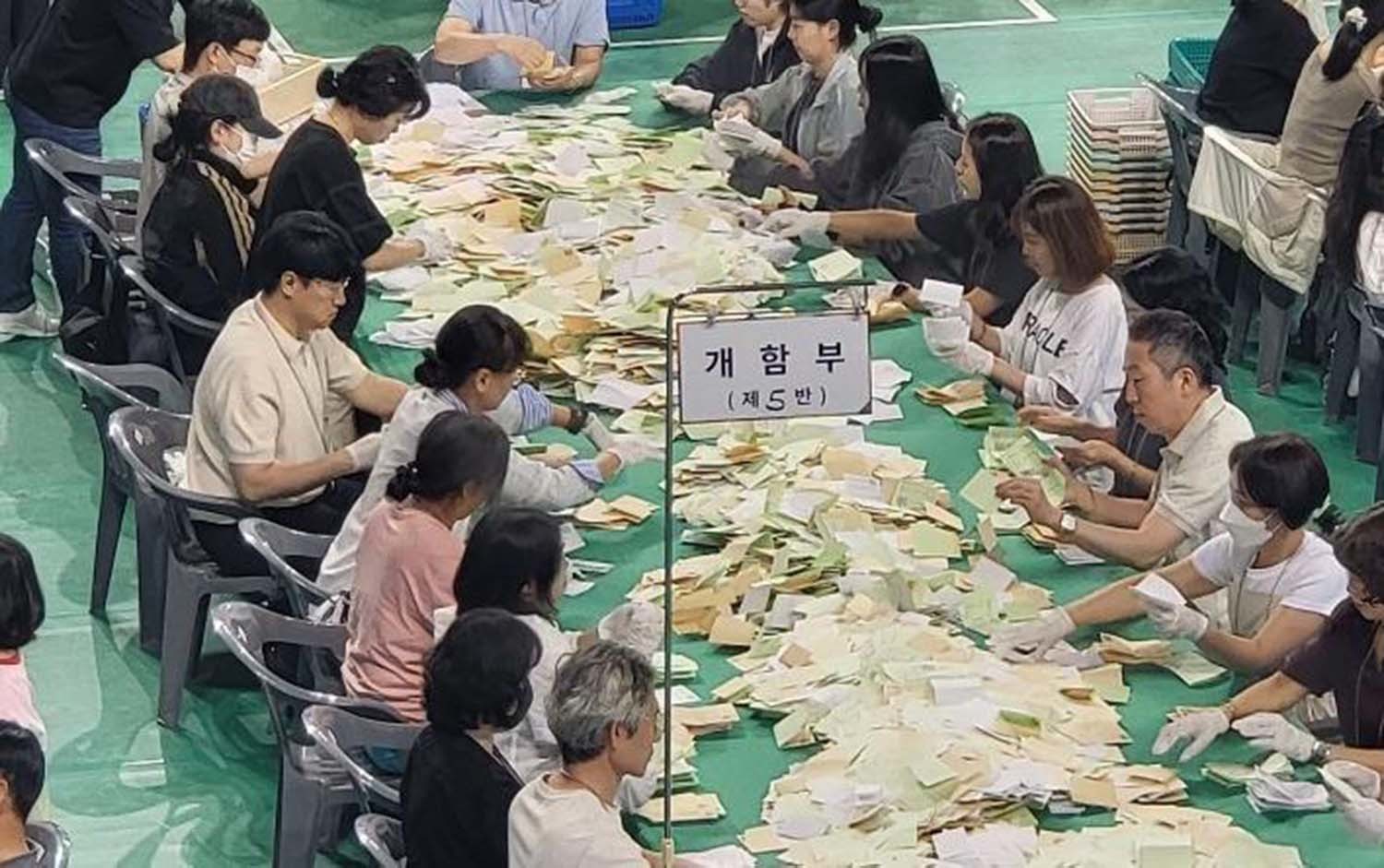 지난 3일 강원 원주시 원주DB프로미아레나에서 선관위 개표사무원들이 제9회 전국동시지방선거 개표 작업을 하고 있다./ 뉴스1