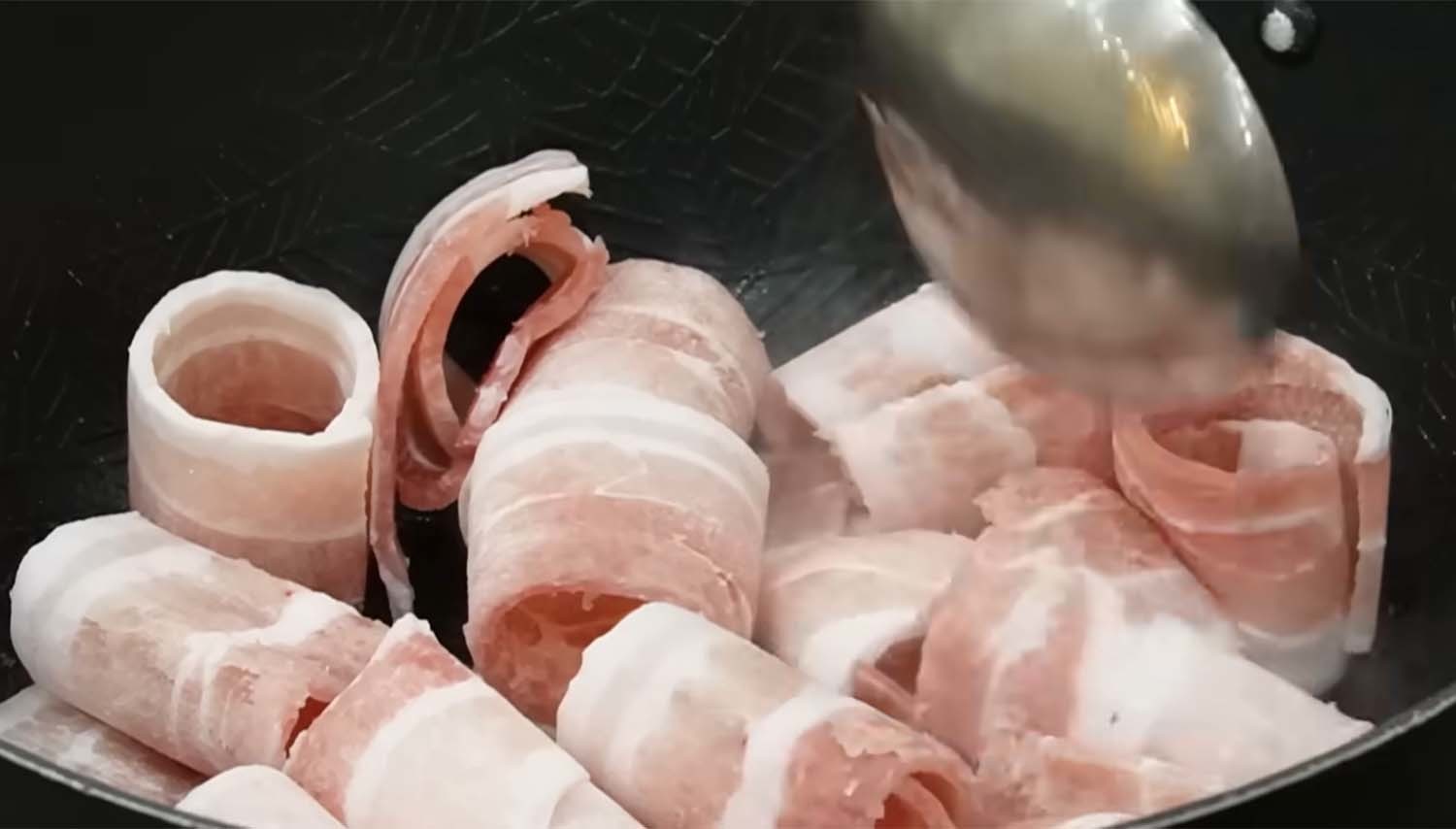 "대패 삼겹살로 이런 요리가 가능하다니... 이 요리 개발한 사람은 천재"