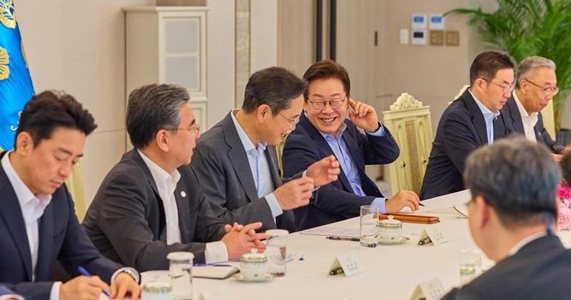 이재명 대통령이 지난 19일 서울 용산 대통령실 청사에서 열린 미일 순방 동행 경제단체 및 기업인 간담회에서 이재용 삼성전자 회장을 비롯한 참석자들과 대화하고 있다. (이재명 대통령 SNS. 재판매 및 DB 금지) 2025.8.20/뉴스1