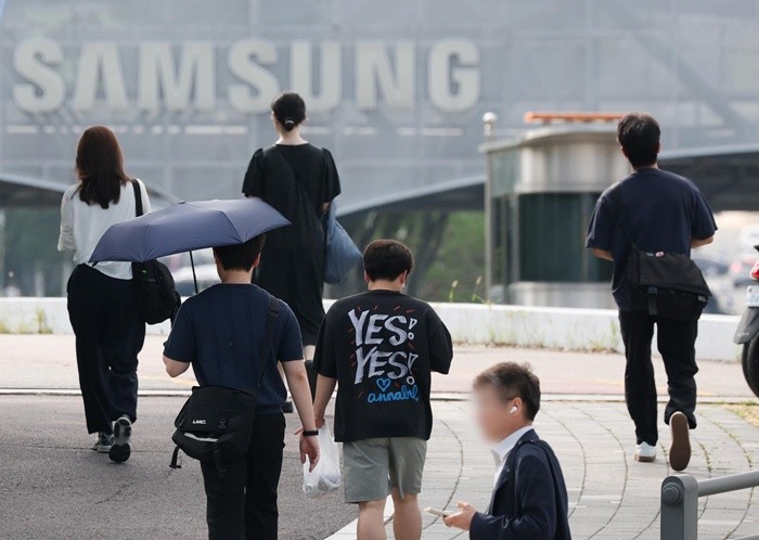출처23일 경기 수원시 영통구 삼성전자 수원캠퍼스에서 디바이스경험(DX)부문 직원들이 반도체(DS)부문과의 성과급 격차에 항의하기 위해 검은 옷을 입고 출근하고 있다. 한편 삼성전자 3대 노조인 전국삼성전자노동조합(전삼노)은 이날 올해 임단협 과정에서 소외감을 호소하고 있는 DX부문 직원들의 의견을 사측에 전달할 예정이다. 2026.6.23/뉴스1